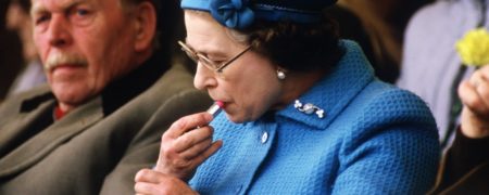 ۱۱ باری که ملکه انگلیس پروتکل سلطنتی را زیر پا گذاشت