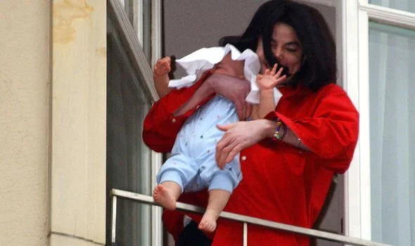 مایکل جکسون در هنگام مرگ 3 فرزند داشت اما کوچکترین آن ها با نام بلنکت جکسون بیشترین توجه را به خود جلب کرده است.