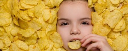 راز اعتیادآور بودن هله هوله محبوب دنیا؛ چرا از خوردن چیپس سیر نمی شویم؟