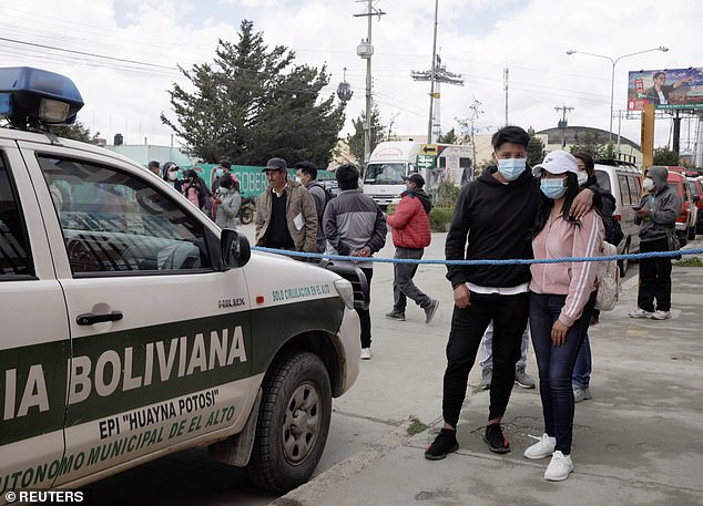 دستکم 5 دانشجو کشته شده و 3 دانشجو نیز به شدت زخمی شدند، پس از آنکه در اثر شکستن نرده ها از طبقه پنجم دانشگاهی در بولیوی به پایین سقوط کردند.