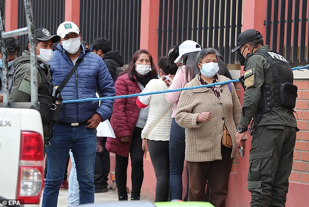 دستکم 5 دانشجو کشته شده و 3 دانشجو نیز به شدت زخمی شدند، پس از آنکه در اثر شکستن نرده ها از طبقه پنجم دانشگاهی در بولیوی به پایین سقوط کردند.