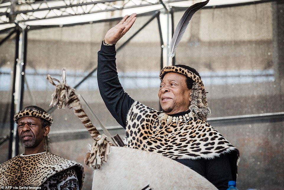 گودویل زولتینی 72 ساله، پادشاه جنجالی مردمان زولو در آفریقای جنوبی بعد از چند هفته بستری شدن در بیمارستان به خاطر بیماری دیابت، درگذشت.