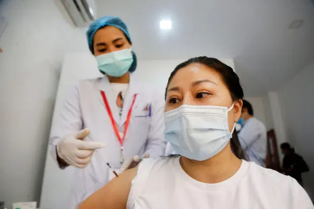 چین آماده است تا مرزهایش را به روی شهروندان خارجی باز کند اما تنها در این صورت که واکسن کرونای چینی تزریق کنند.