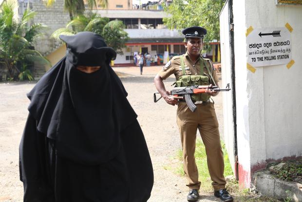 دولت سریلانکا اعلام کرده که به خاطر نگرانی های مربوط به «امنیت ملی»، پوشیدن برقع را ممنوع کرده و بیش از هزار مدرسه اسلامی را خواهد بست.