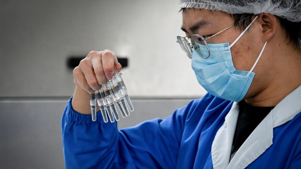 چین تزریق واکسن چینی کرونا را برای شهروندان خارجی الزامی کرد