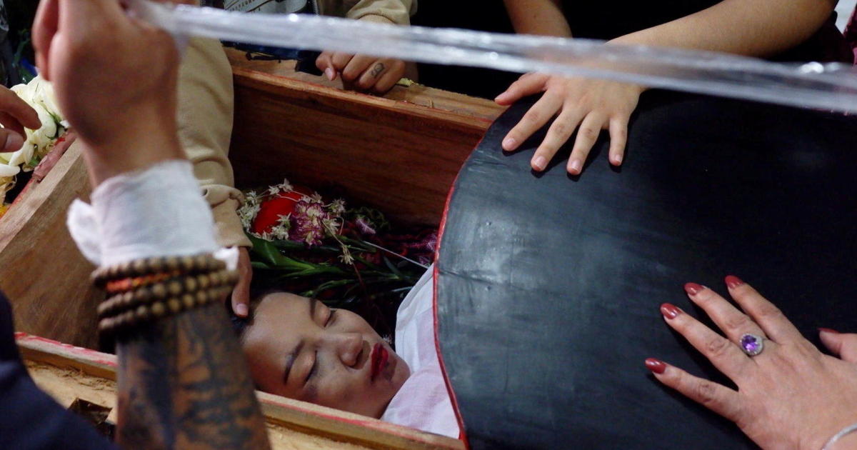 کیال سین دختر 19 ساله میانماری بود که تصویر پیش از مرگش به نماد اعتراضات ضد کودتا در میانمار تبدیل شده است