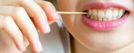 چرا هرگز نباید از خلال دندان برای تمیز کردن دندان ها استفاده کرد؟