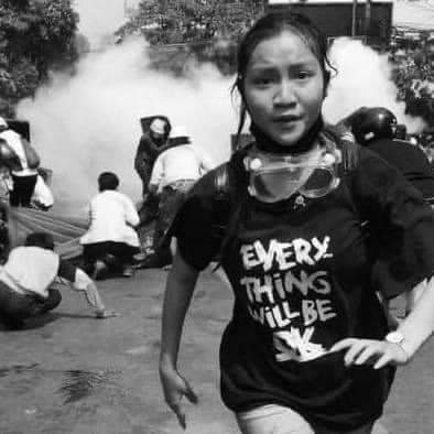 کیال سین دختر 19 ساله میانماری بود که تصویر پیش از مرگش به نماد اعتراضات ضد کودتا در میانمار تبدیل شده است