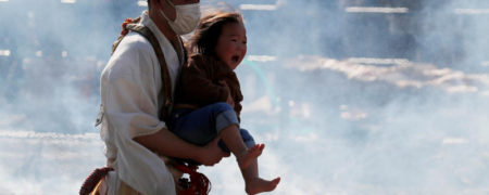 راه رفتن ژاپنی ها روی زغال های گداخته با پای عریان در فستیوال کوه تاکائوسان + ویدیو