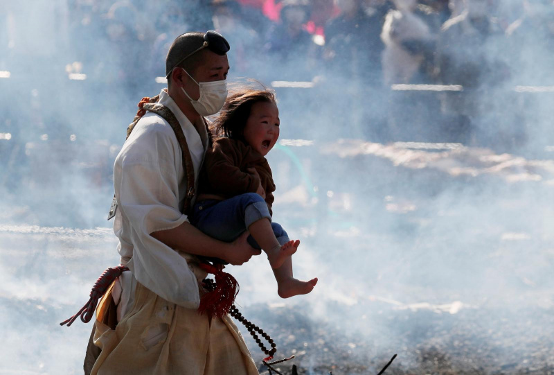 راه رفتن ژاپنی ها روی زغال های گداخته با پای عریان در فستیوال کوه تاکائوسان + ویدیو