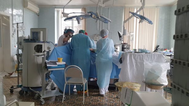 جراحان و پرستاران شجاع یک بیمارستان دچار حریق شده در روسیه جان خود را به خطر انداختند تا یک جراحی قلب باز را به پایان برسانند.