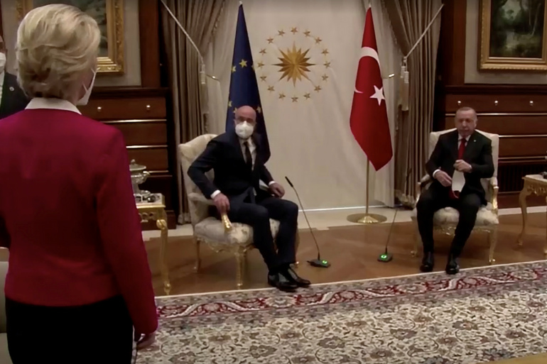 «سوفاگیت» (sofagate) ماجرایی است که در جریان دیدار نمایندگان اتحادیه اروپا و اردوغان برای اورسولا فون در لاین صندلی گذاشته نشده بود