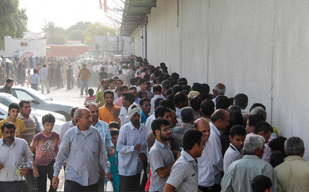هجوم مردم برای خریدن مرغ زنده در شهرستان نیکشهر + ویدئو