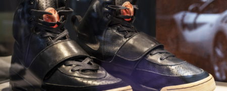 فروش کفش‌های کانیه وست به قیمت سرسام آور ۱.۸ میلیون دلار