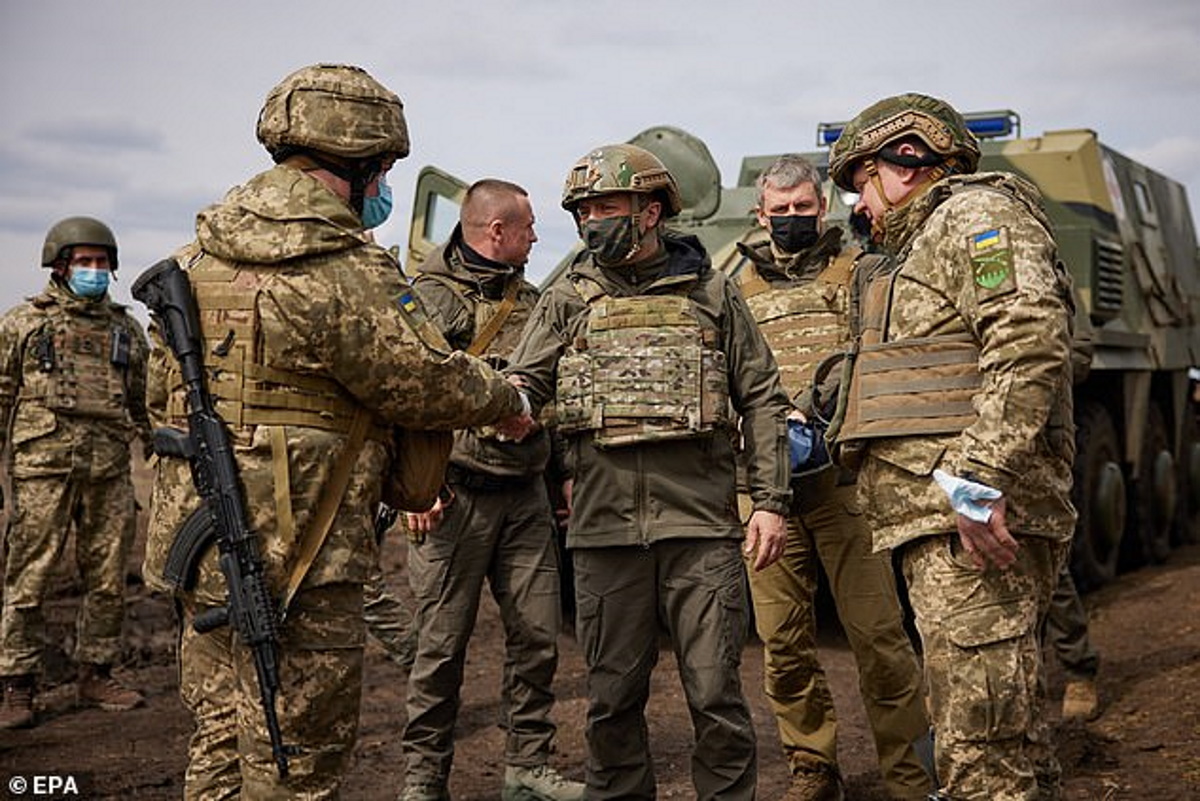 تصاویری از حضور رئیس جمهور اوکراین در خط مقدم میدان جنگ با روسیه
