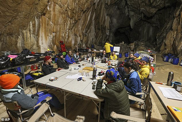 یک گروه 15 نفره که در آزمایشی متفاوت، ارتباط خود را به طور کامل با دنیای بیرون قطع کرده بودند، بعد از 40 روز از غاری زیرزمینی در فرانسه بیرون آمدند.
