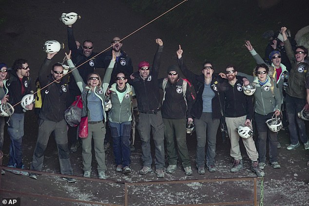 یک گروه 15 نفره که در آزمایشی متفاوت، ارتباط خود را به طور کامل با دنیای بیرون قطع کرده بودند، بعد از 40 روز از غاری زیرزمینی در فرانسه بیرون آمدند.