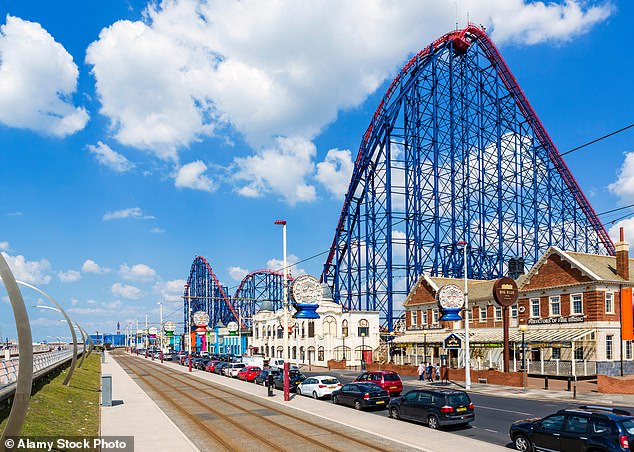 بازدید کنندگان پارک سرگرمی Blackpool Pleasure Beach در انگلیس مجبور شدند به دلیل خراب شدن ترن هوایی مشهور این پارک با ارتفاع بیش از 200 فوتی، از آن پایین بیایند.