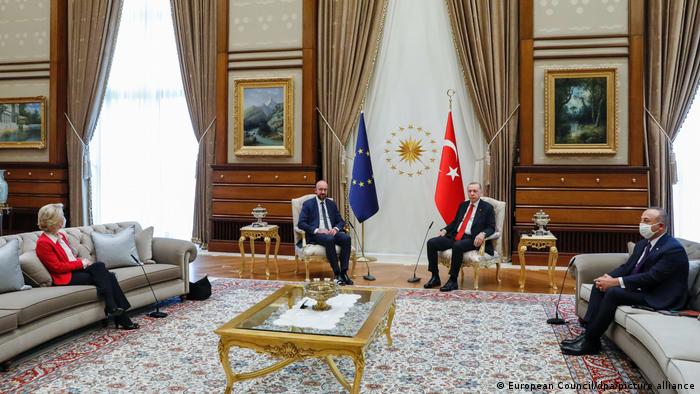 «سوفاگیت» (sofagate) ماجرایی است که در جریان دیدار نمایندگان اتحادیه اروپا و اردوغان برای اورسولا فون در لاین صندلی گذاشته نشده بود