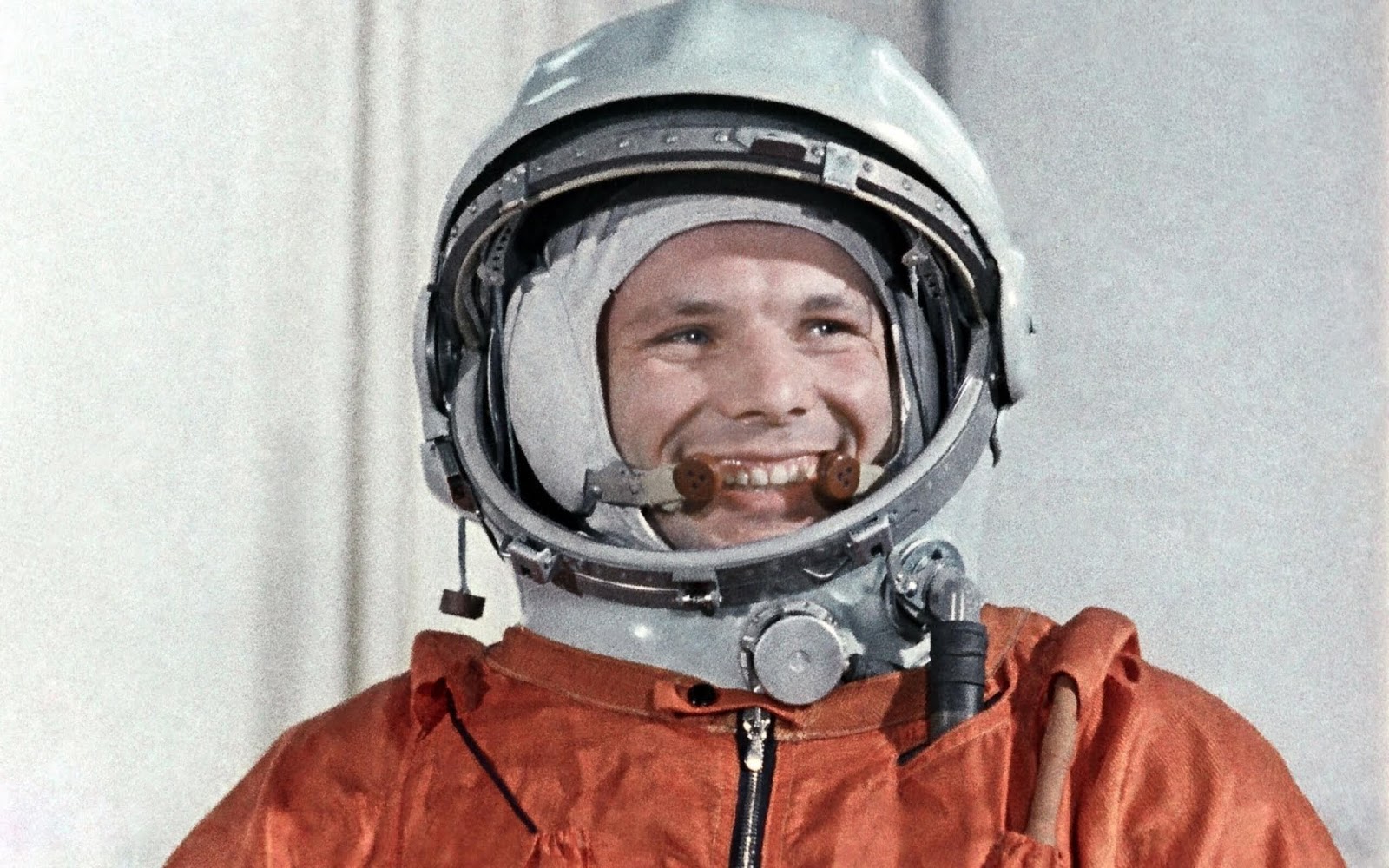 پاسخ خروشچف نیز 60 سال پیش در 12 آوریل 1961 داده شد، وقتی یوری گاگارین، سوار بر فضاپیمایی به نام Vostok 1 مدار زمین را در نوردید.