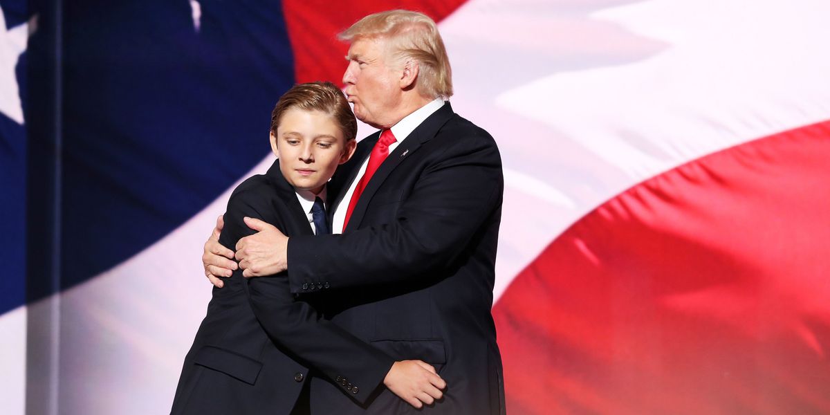 بارون ترامپ کوچکترین فرزند دونالد ترامپ روز شنبه در زمین گلف پالم بیچ به پدرش پیوست و مهارت خود را در بازی گلف به رخ کشید.