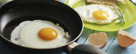 چرا خوردن صبحانه تکراری برایمان مفید است؟