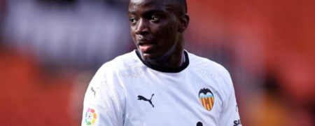 لحظه خروج دسته جمعی بازیکنان تیم والنسیا در اعتراض به توهین نژاد پرستی [تماشا کنید]