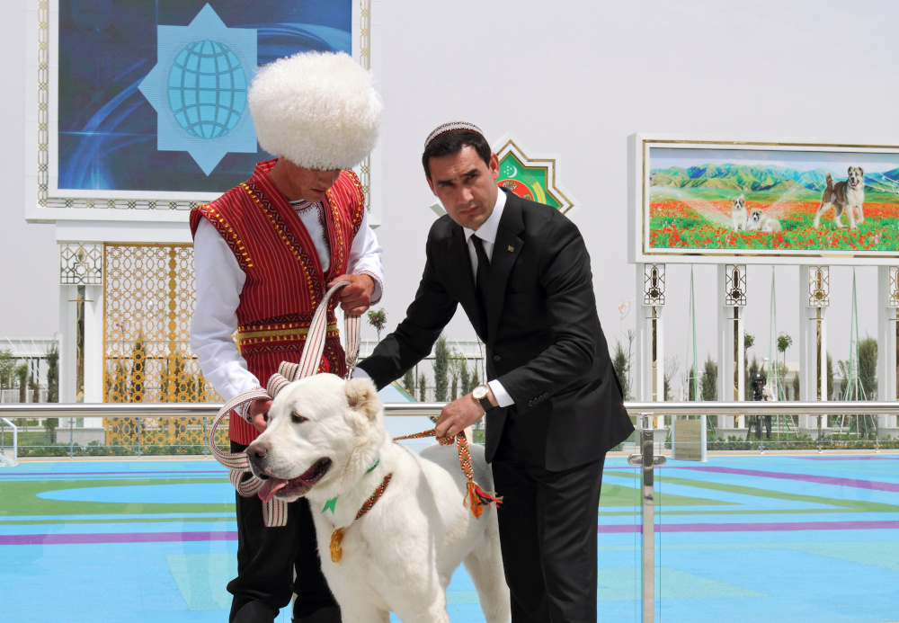 نژاد سگ آلابای که که نژادی از سگ گله آسیای مرکزی مختص ترکمنستان است، در این کشور منزوی به سمبل افتخار ملی تبدیل شده