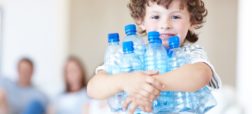 کم‌ آبی بدن کودکان فعال و پرتحرک ؛ روش پیشگیری، علائم، درمان خانگی و نحوه آبرسانی