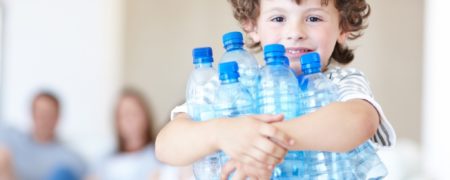 کم‌ آبی بدن کودکان فعال و پرتحرک ؛ روش پیشگیری، علائم، درمان خانگی و نحوه آبرسانی