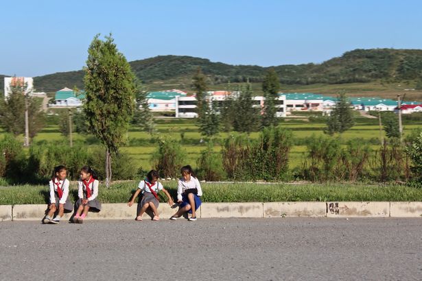 در کتاب تصویری جدیدی خود با عنوان North Korea: Like Nowhere Else، لیندزی میلر تصویری شفاف از جامعه کره شمالی ارائه داده است.