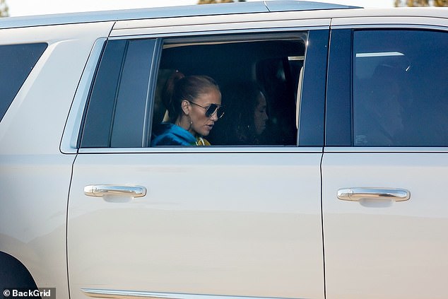 تصاویری از بن افلک در حال پیاده شدن از خودرو شاسی بلند جنیفر لوپز، شایعات را درباره از سرگیری دوباره رابطه این دو مطرح کرده است.