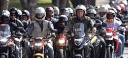 موتور سواری رئیس جمهور برزیل در روزهای سخت کرونایی کشورش
