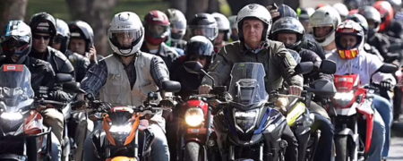 موتور سواری رئیس جمهور برزیل در روزهای سخت کرونایی کشورش