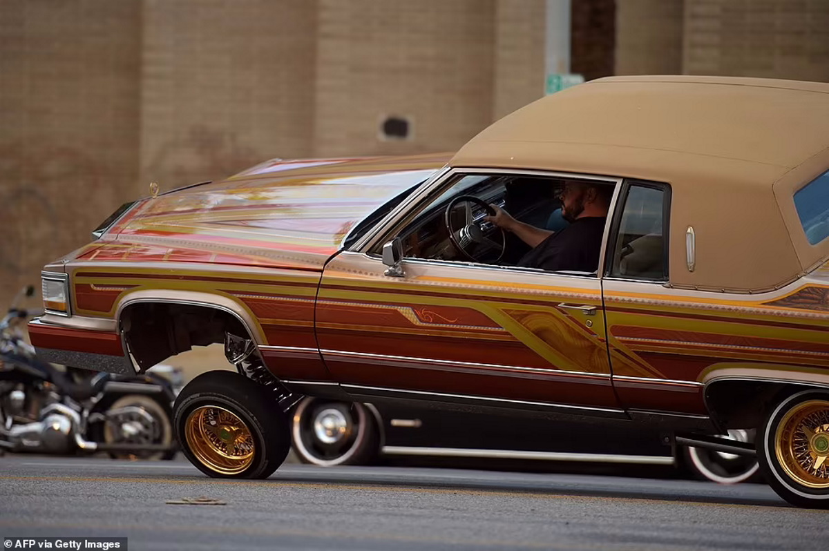 تصاویر جولان ماشین‌های لورایدر در خیابان‌های آمریکا