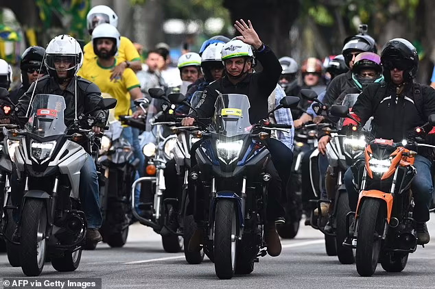 ژایر بولسونارو رییس جمهور برزیل با رژه موتورسواران در خیابان های ریودوژانیرو نشان داد که ترسی از شرایط کرونا در کشورش ندارد