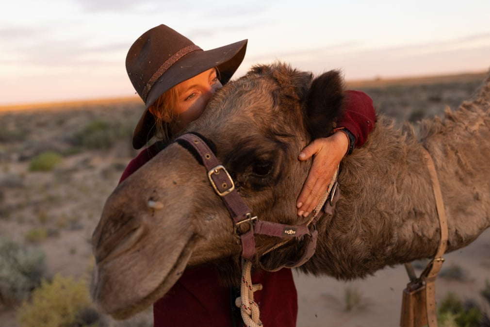 سفر ۵ هزار کیلومتری یک زن با چند شتر در صحرای استرالیا