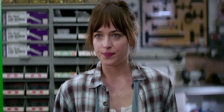 Dakota Johnson as Anastasia Steele in Fifty Shades of Grey1 - فیلم هایی که قرار بود امیلیا کلارک در آن ها نقش ایفا کند اما به دلایلی نشد