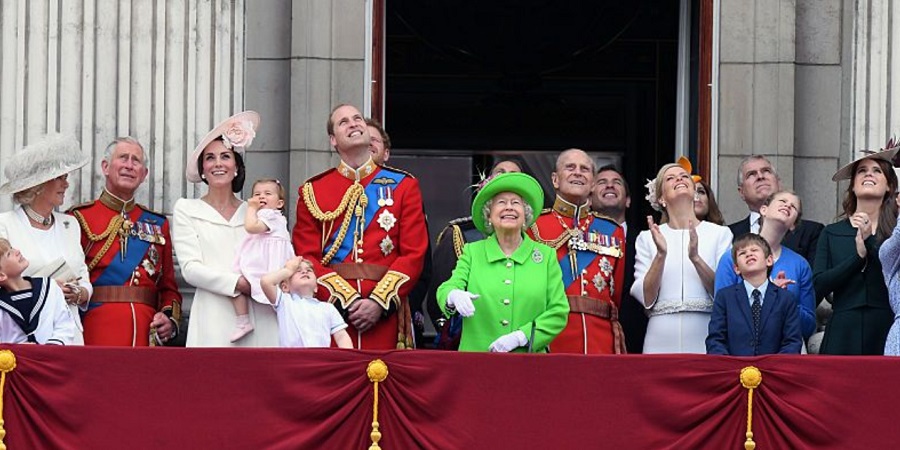 چه کسانی می توانند در بالکن کاخ باکینگهام کنار ملکه بایستند؟