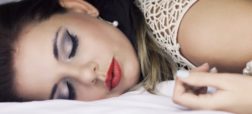 ۷ بلایی که خوابیدن با آرایش بر سرتان می آورد