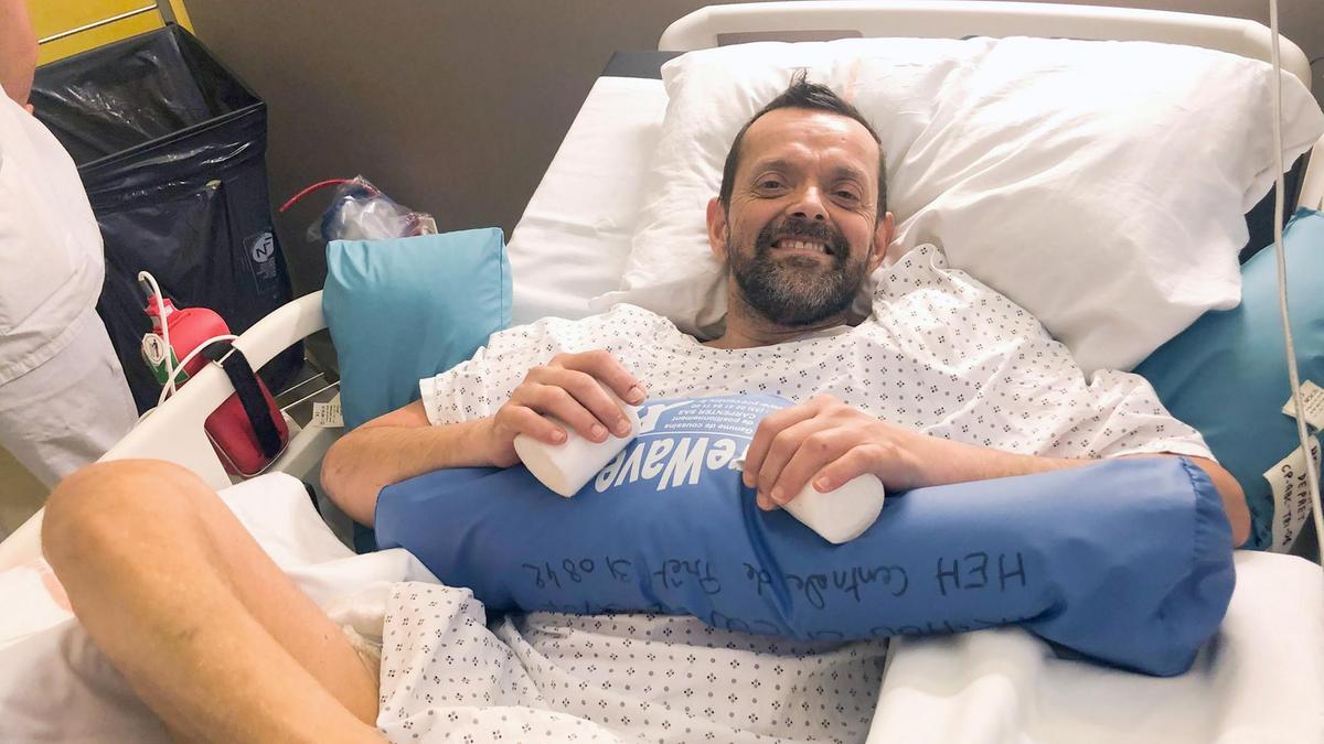 یک مرد ایسلندی که اولین مورد پیوند هر دو دست و شانه را دریافت کرده است، بعد از جراحی به خوبی در حال بهبودی است، دو دهه پس از آنکه در یک سانحه هر دو دستش را از دست داد.