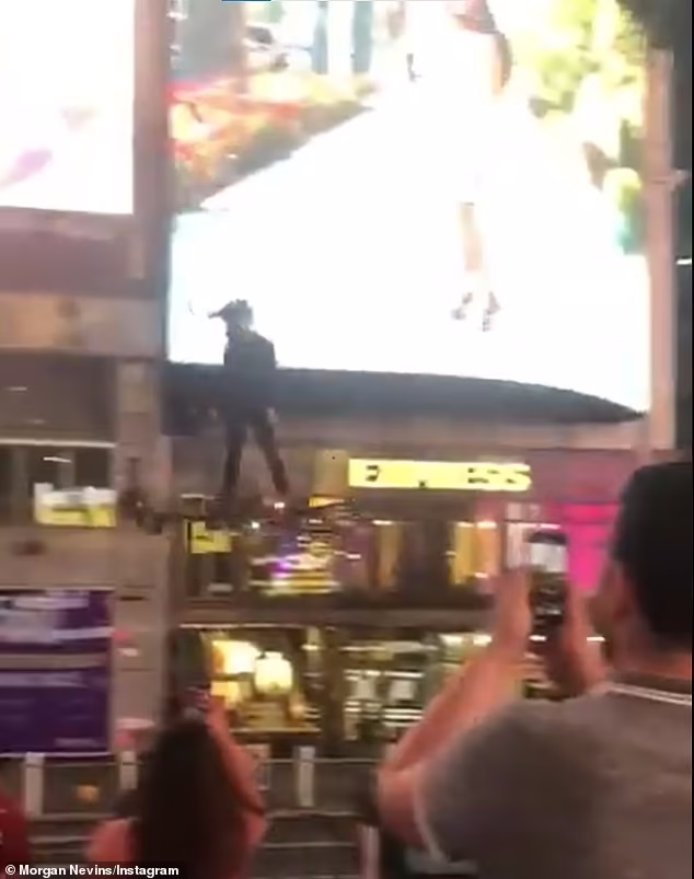 یک ویدیو خارق العاده مردی پرنده را در میدان تایمز نیویورک سیتی نشان می دهد که در اولین ساعت روز در حال پرواز با یک هاوربرد است