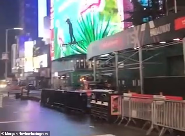 یک ویدیو خارق العاده مردی پرنده را در میدان تایمز نیویورک سیتی نشان می دهد که در اولین ساعت روز در حال پرواز با یک هاوربرد است