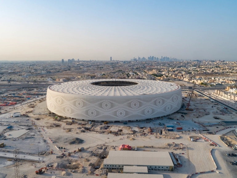 رقصد داریم شما را با 8 مورد از بهترین و بزرگ ترین استادیوم های ورزشی قطر که قرار است مسابقات جام جهانی در آن ها برگزار شوند، آشنا کنیم.