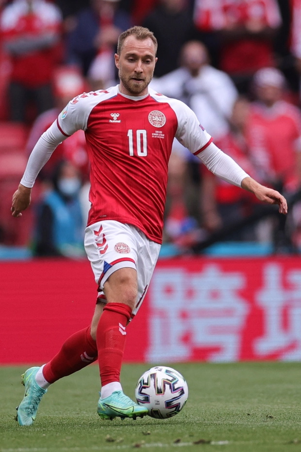 در جریان مسابقه بین تیم های فوتبال دانمارک و فنلاند در اولین مسابقه دو تیم از مسابقات یورو 2020، در صحنه ای بسیار تکان دهنده از بازی، کریستین اریکسن بازیکن مشهور تیم ملی دانمارک و تیم باشگاهی اینتر، به ناگاه تعادل خود را از دست داده و زمین خورد.