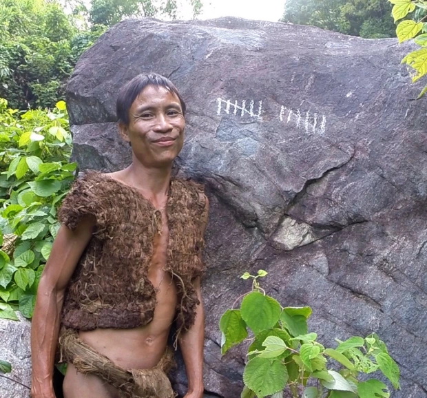 مرد 46 ساله ویتنامی ملقب به تارزان که سال ها در جنگل زندگی کرده، هیچ شناختی از زن ها نداشته و ذره ای میل جنسی در او دیده نمی شود