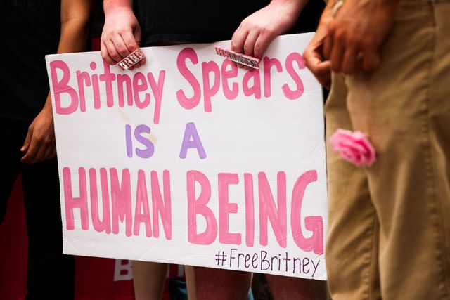 بریتنی اسپیرز در دادگاه حاضر شده و در سخنانی بسیار پرهیجان برای اولین بار در نزدیک به 13 سالی که تحت قیومیت پدرش قرار داشته، شهادت داد.