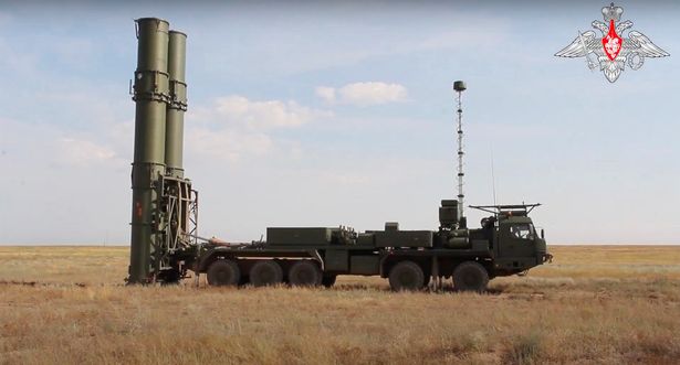به ادعای روس ها، سیستم دفاع هوایی S-500 می تواند در فاصله ای بیش از 375 مایلی با موشک های بالستیک و 310 مایلی با هواپیماهای دشمن درگیر شود.