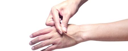 با یک تست ساده بفهمید بدنتان کم آب شده یا خیر [تماشا کنید]