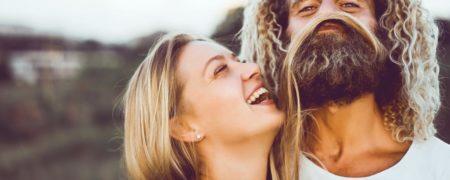 چرا شوخ طبعی کلید شاداب نگه داشتن رابطه عاطفی است؟